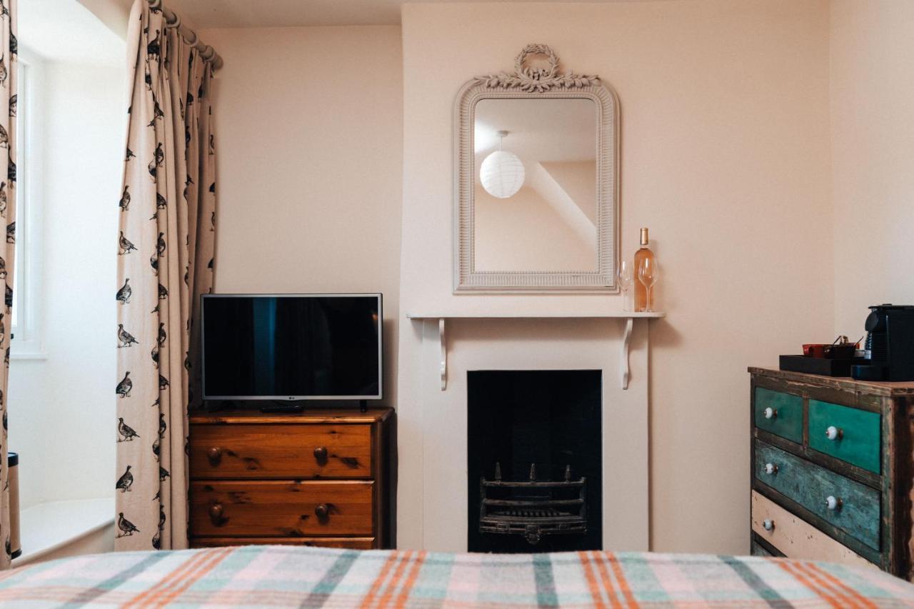 Cat And Custard Pot Inn Shipton Moyne Extérieur photo