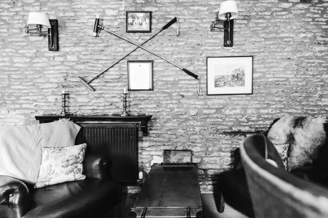 Cat And Custard Pot Inn Shipton Moyne Extérieur photo