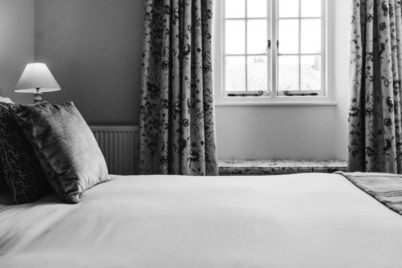Cat And Custard Pot Inn Shipton Moyne Extérieur photo