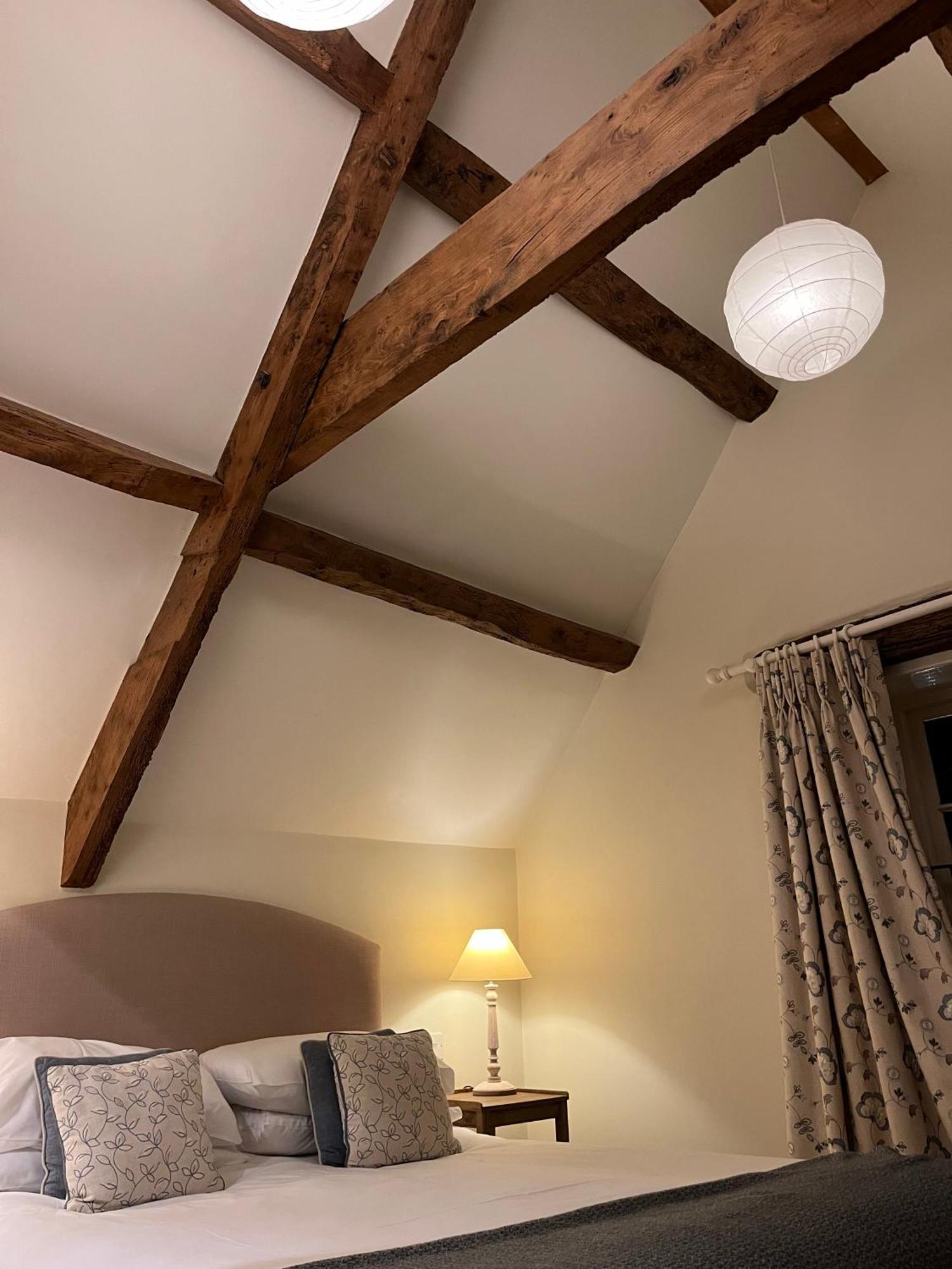 Cat And Custard Pot Inn Shipton Moyne Extérieur photo