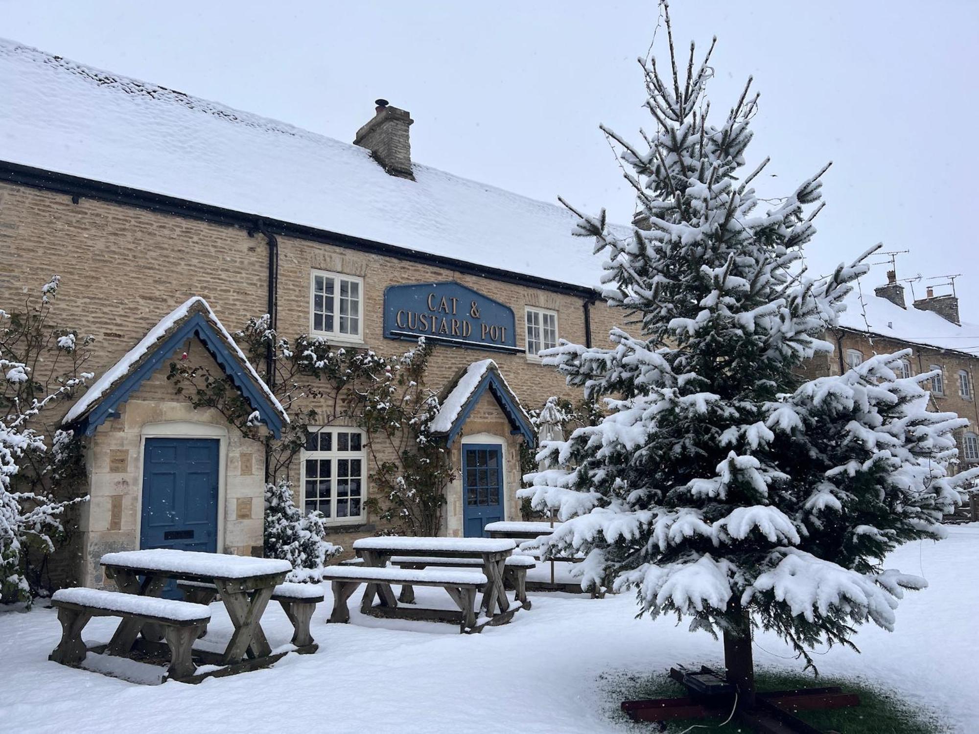 Cat And Custard Pot Inn Shipton Moyne Extérieur photo