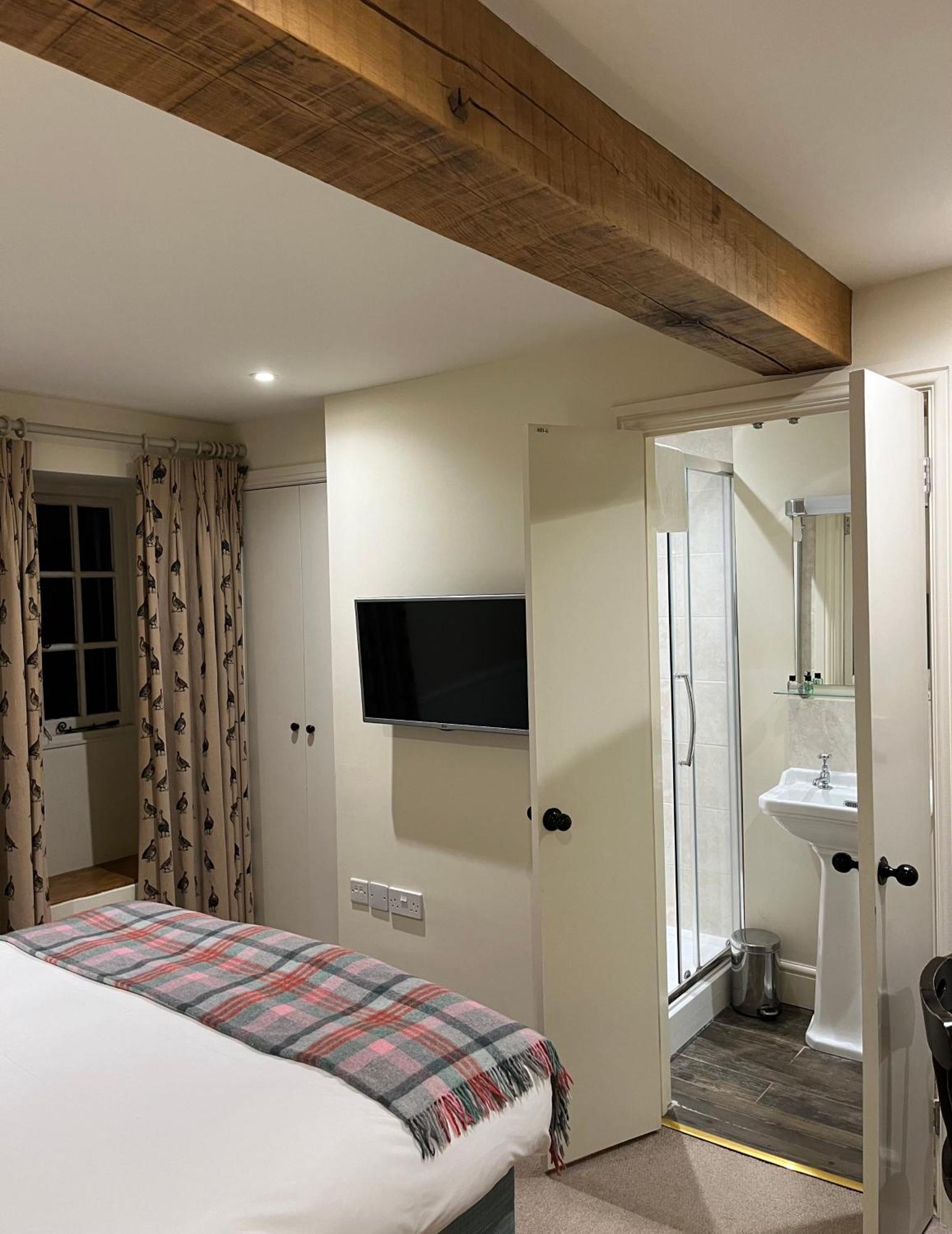 Cat And Custard Pot Inn Shipton Moyne Chambre photo